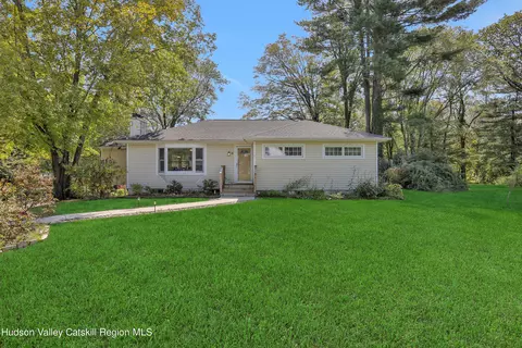 11 Gilbert Dr, Hyde Park, NY 12538