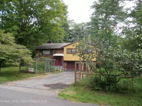 28 Arnold Dr, Woodstock, NY 12498