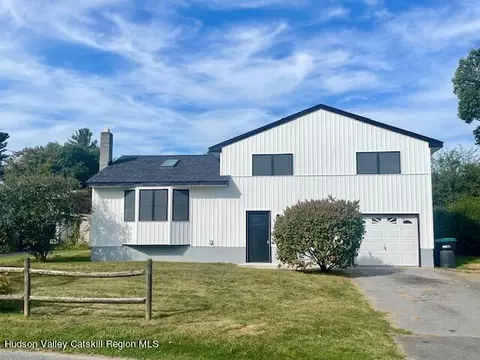 16 Birchwood Dr S, Saugerties, NY 12477