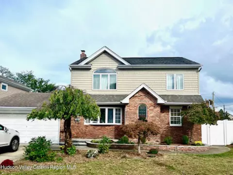 211 Lee Ave, Hicksville, NY 11801