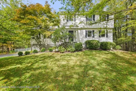 325 Tanglewood Ct, West Hurley, NY 12491