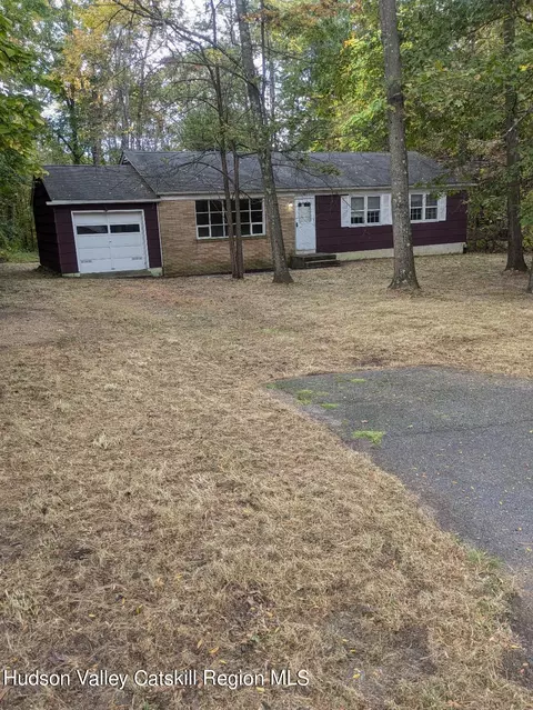 10 Lauretta Dr, Lloyd, NY 12528