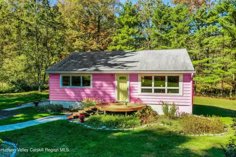 3 Gardiner Park Rd, New Paltz, NY 12561