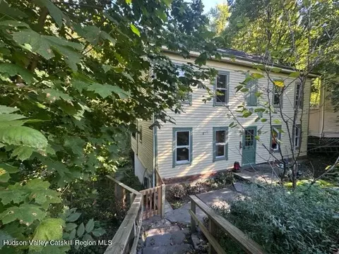 38 Valley St, Saugerties, NY 12477