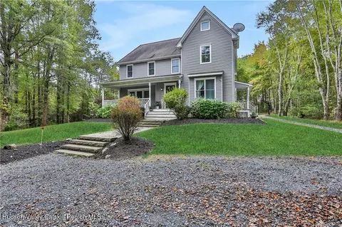 4 Foxwood Rd, New Paltz, NY 12561