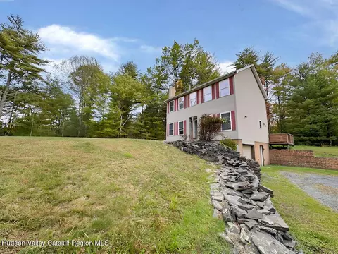 7 Pinecrest Dr, Olivebridge, NY 12461