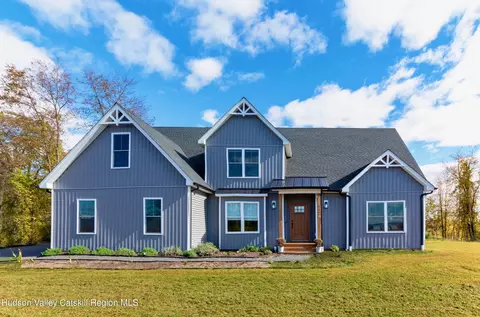 110 Mulford Dr, Wallkill, NY 12589
