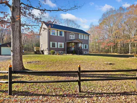 44 Lady Ln, Palenville, NY 12463