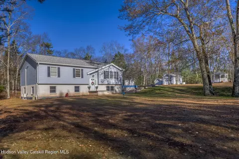 11 Coyote Ct, Saugerties, NY 12477