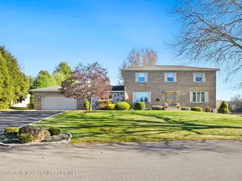 12 Hart Dr, Poughkeepsie, NY 12603