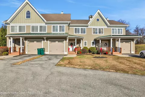 3 Pond Ridge Rd, Milton, NY 12547