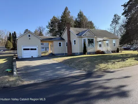 22 Lake Rd, Lake Katrine, NY 12449