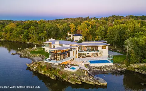 46 Ledgerock Ln, Hyde Park, NY 12538