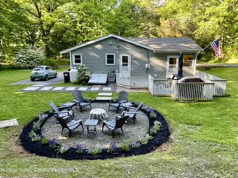 12 Cottonwood Rd, Elizaville, NY 12523