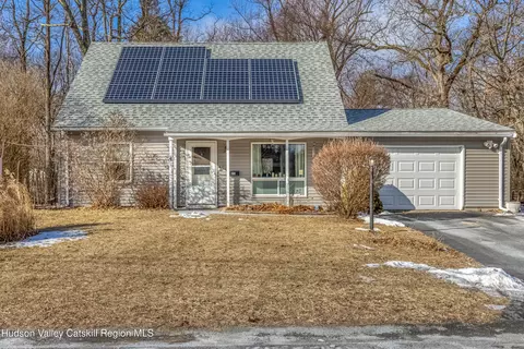 23 Edgewood Dr, Saugerties, NY 12477