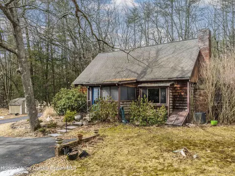 2 Starjem Dr, Saugerties, NY 12477
