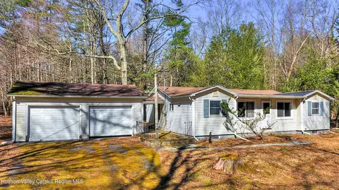 25 Van Buskirk Rd, Saugerties, NY 12477