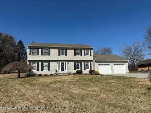 90 River Glen Rd, Wallkill, NY 12589