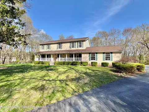319 Garrison Woods Ln, Wallkill, NY 12589