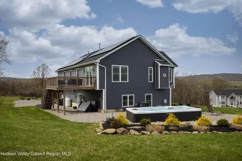 25 Meadow View Dr, Marlboro, NY 12542