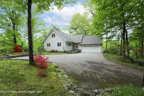 3 Carriage House Ct, Hyde Park, NY 12538