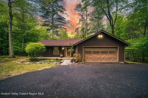 180 W W Hurley Rd, Woodstock, NY 12498