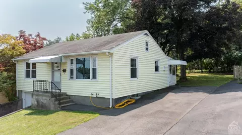 3 Storm Ave, Hudson, NY 12534