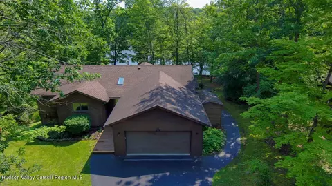 29 Ambassador Ct, Athens, NY 12015