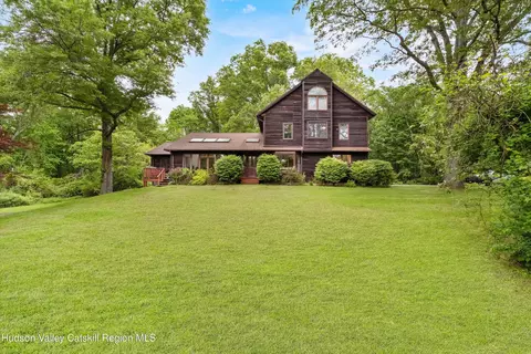 7 Elliotts Ln, New Paltz, NY 12561