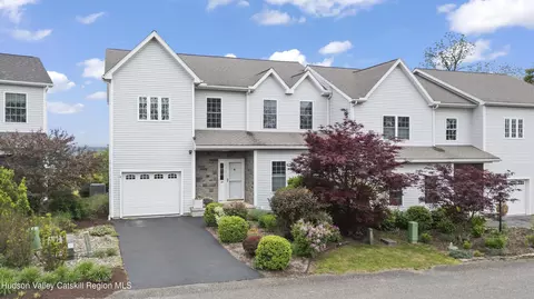 21 Academy Hill Dr, Hudson, NY 12534