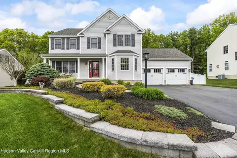 16 Shinnecock Hills Dr, Colonie, NY 12205