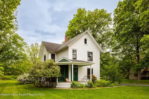 14 Bushnell Ave, Chatham, NY 12037