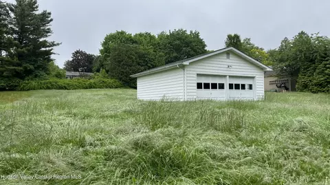2 English Ln, New Paltz, NY 12561