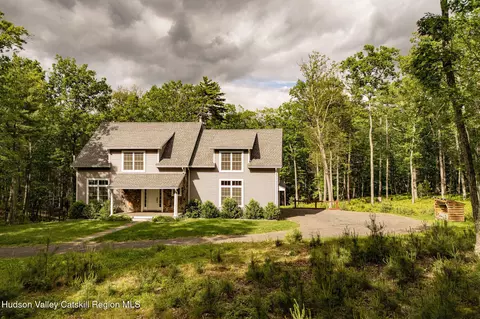 10 Magnolia Trl, Woodstock, NY 12498