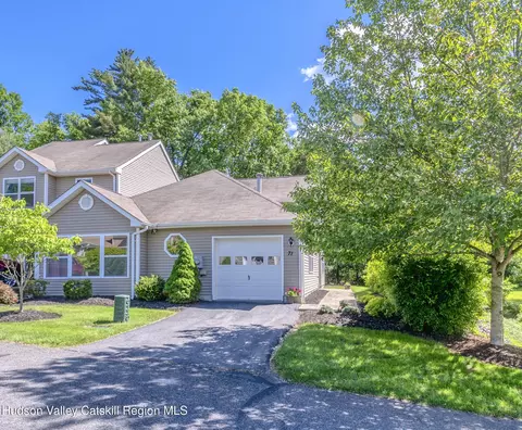 71 Twin Ponds Dr, Kingston, NY 12401