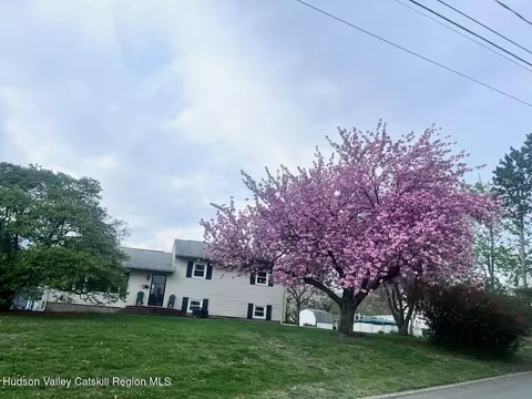10 Cannon Dr, New Windsor, NY 12553