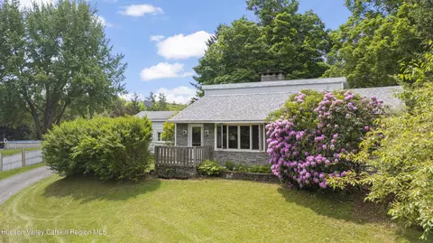 85 Summit St, Hudson, NY 12534