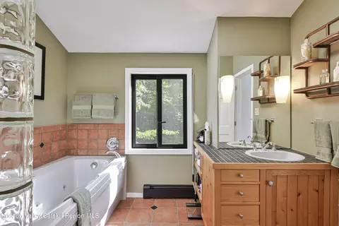 Bath - 208 Grogkill Rd, Woodstock, NY 12498 photo 4 of 5