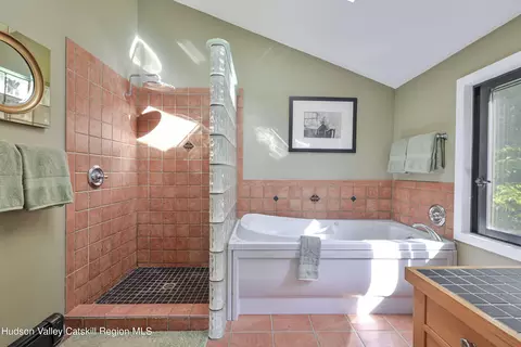 Bath - 208 Grogkill Rd, Woodstock, NY 12498 photo 3 of 5