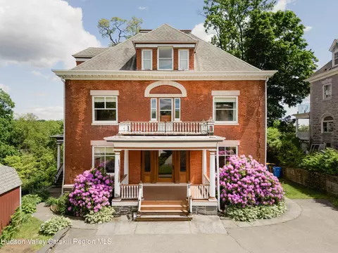 12 W Chestnut St, Kingston, NY 12401