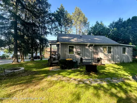 81 SW Sw Colony Rd, Hillsdale, NY 12529