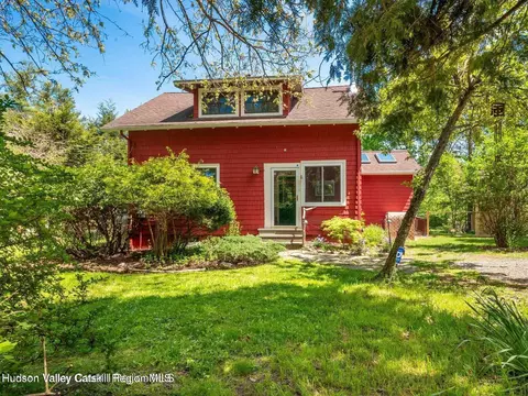 12 Library Ln, Woodstock, NY 12498