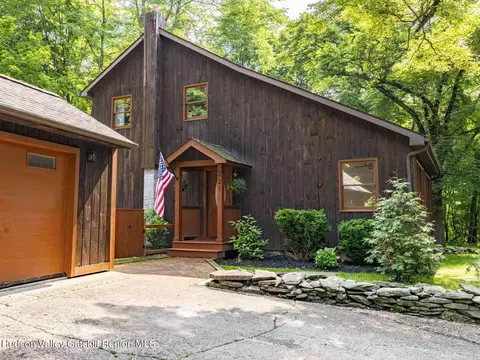 221 Cardinal Rd, Hyde Park, NY 12538