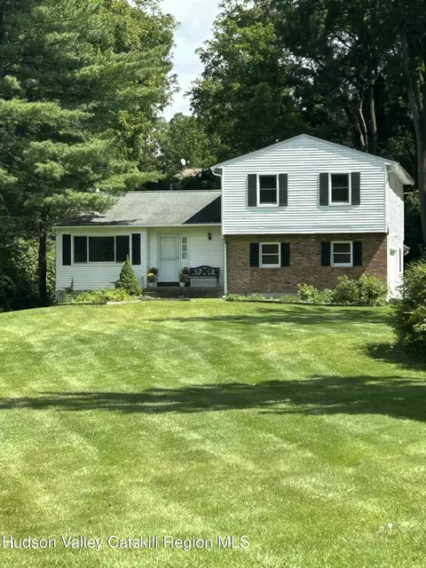 48 Kensington Dr, Hopewell Junction, NY 12533