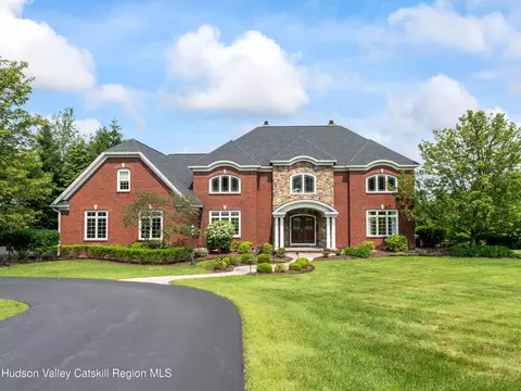 1 Stoneridge Dr, Loudonville, NY 12211