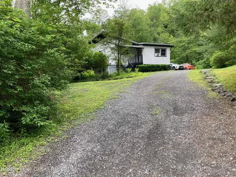 27 Croswell Manor Dr, Shokan, NY 12481