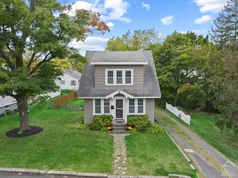 9 Greenport Pkwy, Hudson, NY 12534
