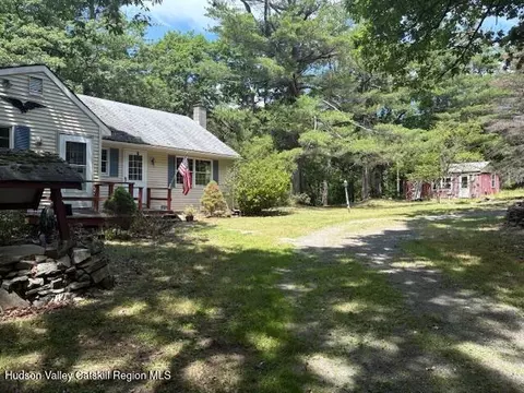 196 Stone Jug Rd, Craryville, NY 12521