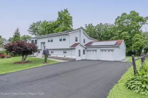 3 Esther Pl, Lake Katrine, NY 12449