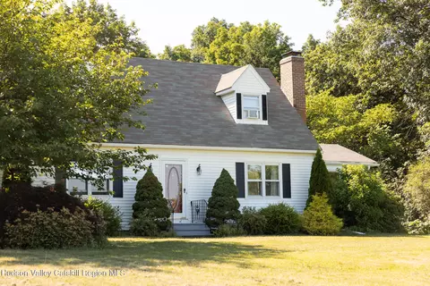 17 Stephen Dr, Hudson, NY 12534